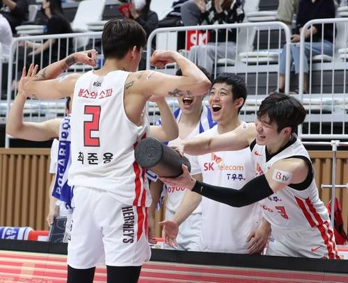 23일 kt전에서 종료 3분여를 남기고 6점 차를 만든 뒤 기뻐하는 SK 최준용 [KBL 제공. 재판매 및 DB 금지]