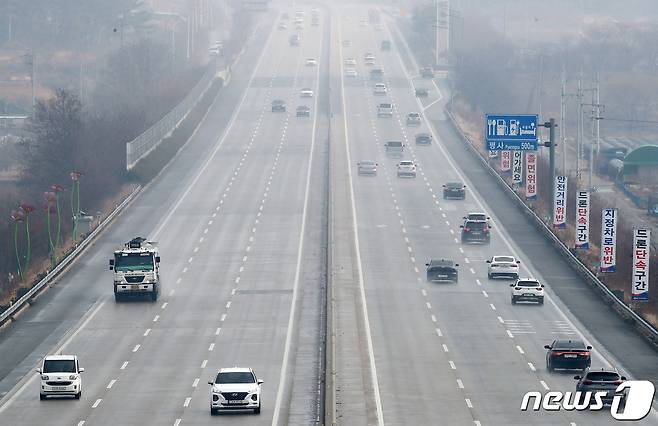14일 오전 경북 경산시 진량읍 경부고속도로 평사휴게소 인근을 지나는 차량이 정체 없이 원활하게 주행하고 있다. 2021.2.14/뉴스1 © News1 공정식 기자