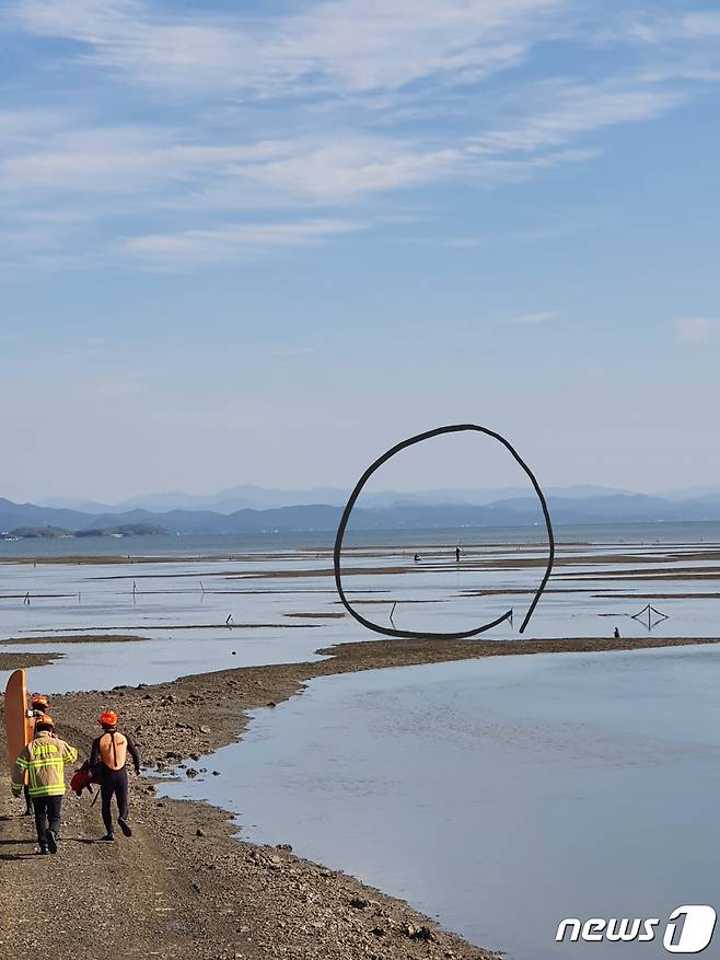 태안소방서 갯벌구조대가 (태안=뉴스1) 김태완 기자 = 지난 23일 오후 2시 10분께 충남 태안군 안면읍 인근 갯벌에서 해루질하다 고립된 50대 2명을 구조했다.© 뉴스1