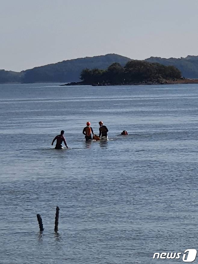 태안소방서 갯벌구조대원들이 해루질 하다 고립된 2명을  안전하게 구조하고 있다© 뉴스1