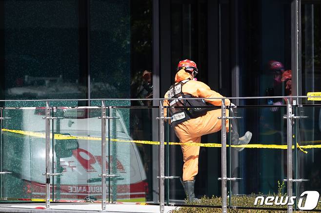 소방대원이 23일 서울 금천구 가산동의 한 건물 신축공사 현장에서 발생한 이산화탄소 누출사고와 관련, 현장 확인을 위해 진입하고 있다. 2021.10.23/뉴스1 © News1 유승관 기자