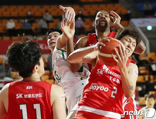 24일 오후 서울 잠실학생체육관에서 열린 '2021-2022 KGC인삼공사 정관장 프로농구' 서울 SK와 원주 DB의 경기에서 SK 최준용 선수가 리바운드를 따내고 있다. 2021.10.24/뉴스1 © News1 박정호 기자