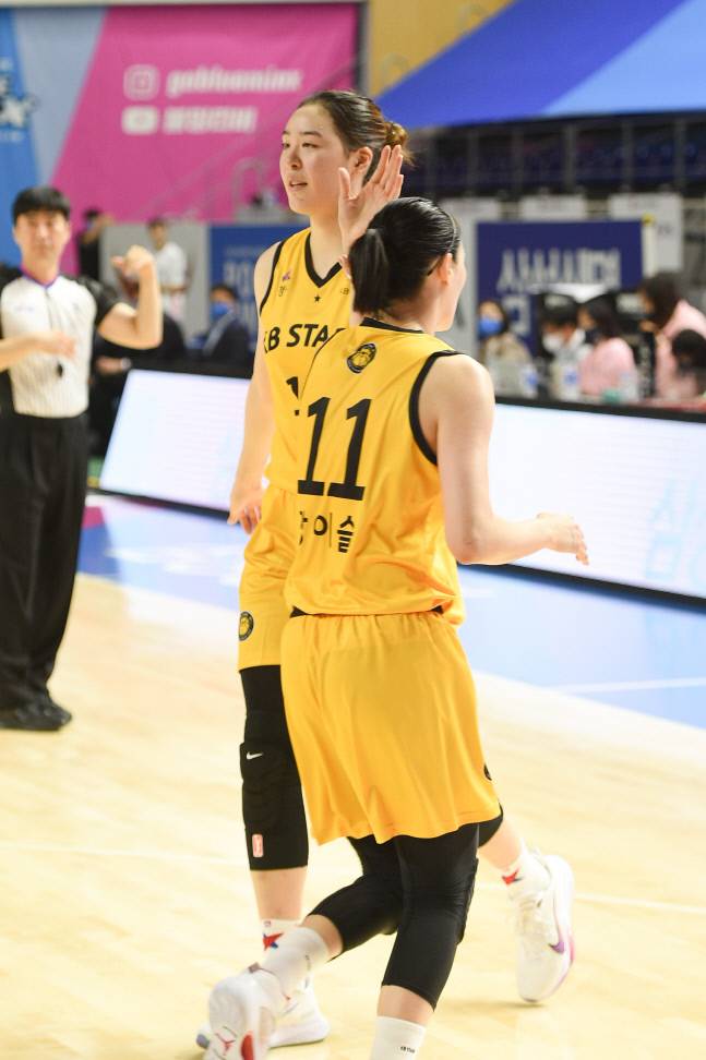 청주 국민은행 박지수(왼쪽)와 강이슬. 제공|WKBL