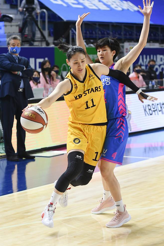 KB스타즈 강이슬이 24일 용인실내체육관서 열린 '2021~2022 삼성생명 여자 프로농구' 개막전에서 삼성생명 윤예빈의 수비를 제치고 골밑으로 돌파하고 있다. 사진제공=WKBL