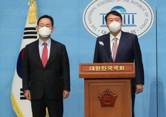 윤석열 국민의힘 대선 경선 후보와 선대위원장으로 합류한 주호영 의원이 지난 17일 국회에서 공동 기자회견을 갖고 있다./윤동주 기자 doso7@