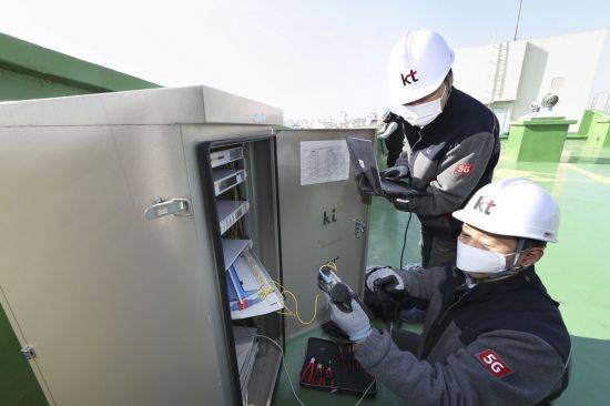 KT 직원들이 서울 양천구 목동 9단지 아파트 옥상에 구축된 통신시설을 점검하고 있다.