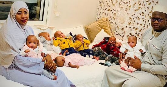 지난 5월 모로코에서 태어난 세계 최초 아홉 쌍둥이와 부모가 함께 찍은 가족사진을 공개했다. [사진=데일리메일 캡처]