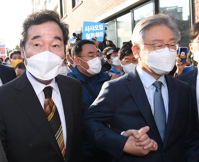 이재명 더불어민주당 대선후보와 이낙연 전대표가 2021년 10월 24일 오후 종로구 안국동의 한 찻집에서 회동을 마치고 손을 맞잡고 나서고 있다. /국회사진기자단