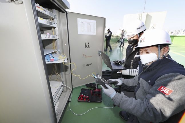 KT 직원들이 서울 양천구 목동 9단지 아파트 옥상에 구축된 통신시설을 점검하고 있다.ⓒKT
