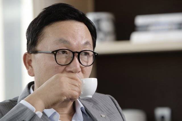 장성한 박 회장의 세 자녀들은 현재 모두 미래에셋에 근무하지 않고 벤처캐피탈리스트와 학업, 중견 기업에 근무하면서 자신의 
인생행로를 각각 걷고 있다. 박 회장은 “한국 재벌의 오너 경영은 세대교체 때마다 큰 활력을 얻는 장점이 있었다”고 말했다. 사진
 동아일보DB