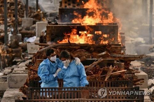 인도의 코로나 사망자 화장장에서 슬퍼하는 유족. <로이터 자료사진=연합뉴스>