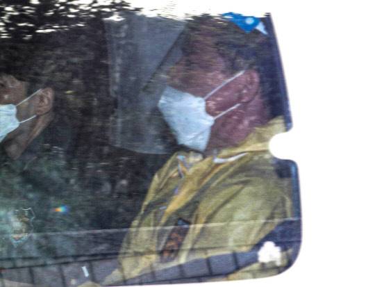 '대장동 개발 사업 특혜 의혹'의 핵심 인물로 꼽히는 유동규 전 성남도시개발공사 기획본부장이 지난 3일 오후 서울 서초구 서울중앙지법에서 특정경제범죄 가중처벌 등에 관한 법률 위반(배임) 등 혐의로 구속 전 피의자심문(영장실질심사)을 받은 후 호송차를 타고 서울구치소로 향하고 있다. 연합뉴스