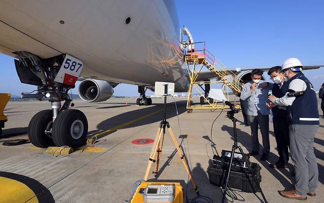 안전 운항을 위해...KCA 항공기 무선국 검사 실시 단계적 일상회복과 트래블버블 등 침체됐던 항공업계에 청신호가 들어온 가운데 한국방송통신전파진흥원(KCA)가 12월까지 항공기 700여 대에 대한 통신장치, 항법장치 무선국 검사와 객실 전자파 검사를 실시한다. 인천 중구 대한항공 항공기 정비고에서 대한항공 엔지니어(왼쪽)와 KCA 검사관이항공기 주변 전자파를 측정하고 있다. 인천=이동근기자 foto@etnews.com