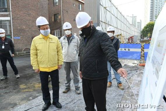 안승남 구리시장(왼쪽) 21일 인창중앙공원 공영주차장 준공 전 사전점검. 사진제공=구리시