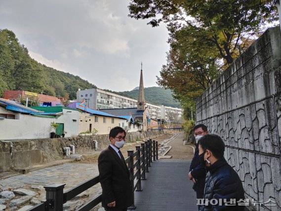안양시의회 21일 수암천 산책로 연결공사 현장점검. 사진제공=안양시의회
