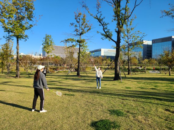 지난 17일 서울식물원에서 배드민턴을 치며 여가를 즐기고 있는 어른과 아이. 사진=이진혁 기자