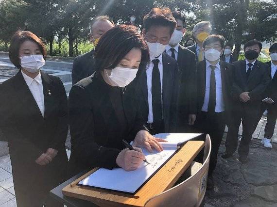 심상정 정의당 대선 후보가 24일 경남 김해시 봉하마을 故노무현 전 대통령 묘역을 참배한 후 방명록을 쓰고 있다. 심 후보는 방명록에 '사람 사는 세상 그 고귀한 뜻을 이어받겠다'고 남겼다. 뉴스1