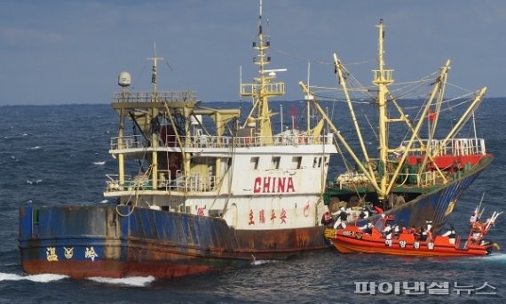 23일 불법조업 제주 해역에서 무허가 불법 조업을 하다 나포된 중국 어선 [제주해경 제공]