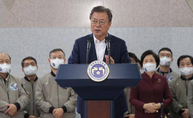 문재인 대통령이 21일 오후 한국형 발사체 '누리호(KSLV-2)'의 발사 참관을 마치고 전남 고흥 나로우주센터 발사통제동에서 대국민 메시지를 발표하고 있다. 고흥=청와대사진기자단