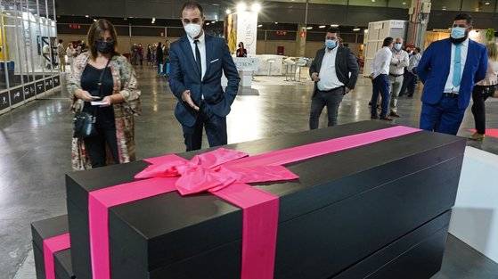 넷플릭스 시리즈 ‘오징어 게임’에 나온 관이 실제로 등장했다. 사진=마켓리서치텔레캐스트 제공