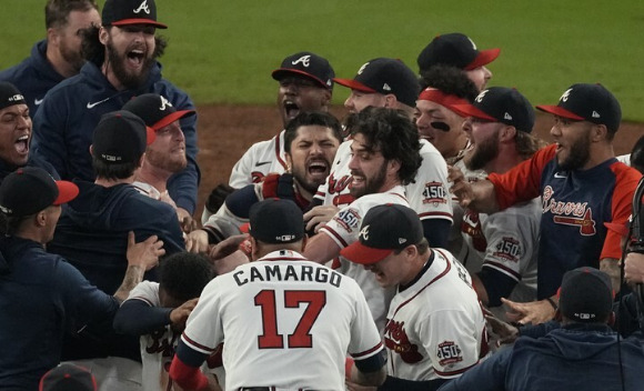 애틀랜타가 LA 다저스와 24일(한국시간) 열린 NLCS 6차전에서 4-2로 이겼다. 애틀랜타는 이로써 지난 1999년 이후 22년 만에 다시 월드시리즈 진출을 확정했다. [사진=뉴시스]