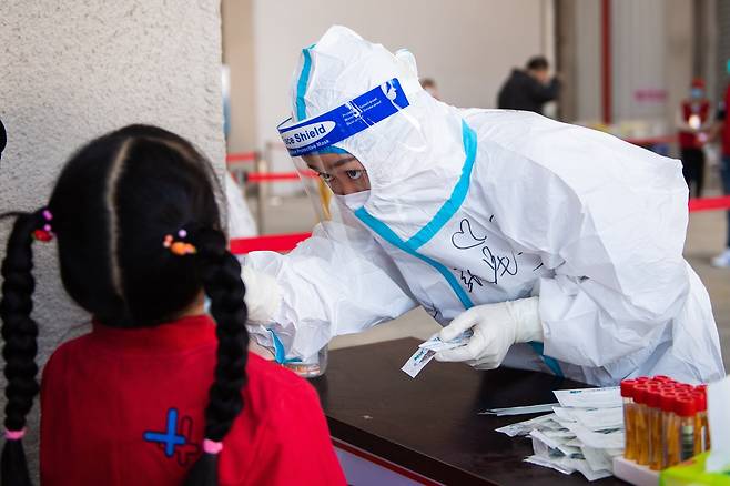 23일 후난성 장사시에서 한 어린이가 핵산검사를 받고 있다. 신화사=연합뉴스