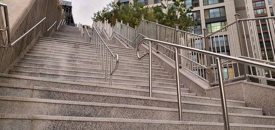 옹벽위에 조성된 '공원'으로 가기 위한 길. 가파른 계단을 올라가야 한다. 함종선 기자