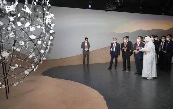 23일(현지시간) 문승욱 산업통상자원부 장관은 UAE 두바이에서 열린 '2021 두바이 엑스포 전시장'에서 손수득 KOTRA 부사장, 박정욱 부산엑스포유치위원회 사무총장, 김윤일 부산시 부시장을 비롯한 관계자 등과 두바이 엑스포 UAE관을 참관했다. 산업통상자원부