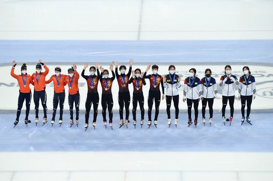 24일 월드컵 1차 대회 여자 계주 3000m에서 동메달을 획득한 한국 선수들(오른쪽). [AFP=연합뉴스]