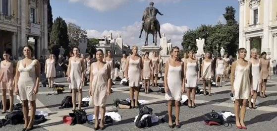 속옷 시위에 나선 이탈리아 승무원들. AP=연합뉴스