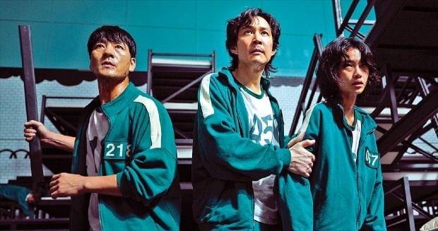 '오징어 게임'에서 서울대 출신 '조상우'로 나오는 배우 박해수(맨왼쪽). / 사진=한경DB