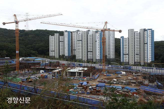 경기 성남시 대장동 일대에서 건설 공사가 진행되고 있다.  권도현 기자