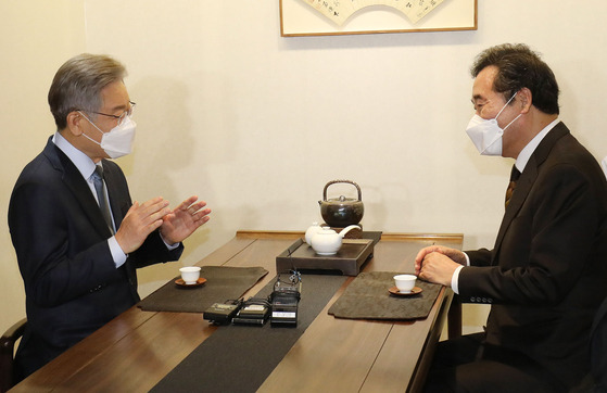 Gyeonggi governor and presidential candidate for the ruling Democratic Party Lee Jae-myung, left, meets with former prime minister and runner-up in the DP presidential primary Lee Nak-yon, right, at a tea house in Jongno District, central Seoul, on Sunday. It’s their first meeting since Lee Jae-myung won DP’s primary on Oct. 10. [NEWS1]