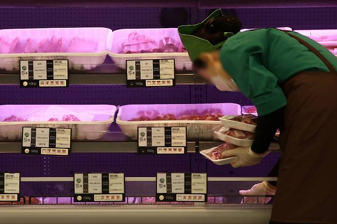 지난 20일 서울 시내 한 대형마트에서 판매 중인 돼지고기와 소고기. [사진출처 : 연합뉴스]