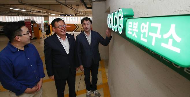 안용승 남서울농협 조합장(가운데)이 디지로그(주) 서현권 대표(오른쪽), 최대근 부사장(왼쪽)과 함께 대화를 나누고 있다. 디지로그는 무상으로 임대받은 사무실을 농업용 로봇 연구소로 활용하게 된다.<이승환 기자>