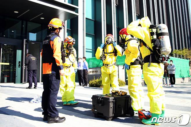 소방대원들이 지난 23일 서울 금천구 가산동의 한 건물 신축공사 현장에서 발생한 이산화탄소 누출사고와 관련, 진압작전을 준비히고 있다. /사진제공=뉴스1