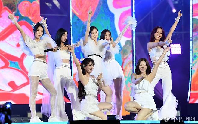 걸그룹 오마이걸이 2일 오후 온라인 생중계로 진행된 2021 더팩트 뮤직 어워즈(TMA) 시상식에서 축하무대를 펼치고 있다. /사진제공=더팩트뮤직어워즈 2021.10.02 /사진=이동훈 기자 photoguy@