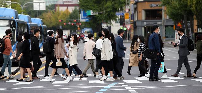 월요일인 25일 아침에는 내륙 곳곳의 기온이 5도 내외로 쌀쌀하겠다. 산지 등 일부 지역에는 영하권으로 떨어져 얼음이 어는 곳도 있겠다./사진=박지혜 뉴스1 기자