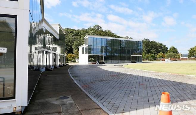 [충주=뉴시스] 이병찬 기자 = 충북 충주시가 강제철거(행정대집행)하지 못한 컨테이너 상가가 24일 충주세계무술공원 안에 방치돼 있다. 시는 25일부터 이 상가 철거를 시작하기로 했다.2021.10.24. bclee@newsis.com