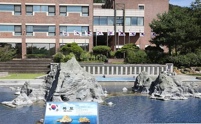 [천안=뉴시스] 이종익 기자 = 상명대 천안캠퍼스에 실제 독도 모습을 75분의 1로 축소해 조성된 독도 조형물. (사진=상명대 제공) *재판매 및 DB 금지