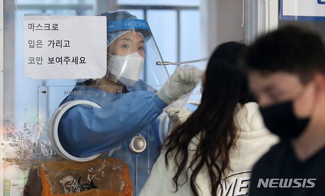 [서울=뉴시스] 고범준 기자 = 코로나19 신규 확진자가 1423명으로 집계된 24일 오전 서울 중구 서울역광장에 마련된 코로나19 중구임시선별검사소에서 의료진이 검체 채취를 하고 있다. 백신 접종 완료율은 70.1%를 기록했다. 2021.10.24. bjko@newsis.com