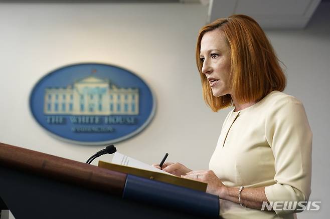 [워싱턴=AP/뉴시스] 젠 사키 백악관 대변인이 4일(현지시간) 백악관에서 일일 브리핑을 하고 있다. 사키 대변인은 중국군 군용기 52대가 대만 방공식별구역(ADIZ)을 침범한 것과 관련해 "바이든 행정부는 대만과 비공개 외교채널을 통해 소통하고 있다"라며 중국의 대만에 대한 무력도발을 좌시하지 않겠다는 입장을 강조했다. 2021.10.05.