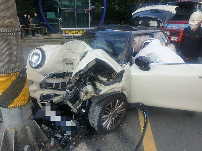 부산 해운대에서 20대 여성이 몰던 BMW미니 차량이 교통안내표지판 기둥을 충돌하는 사고가 발생했다. 부산경찰청 제공