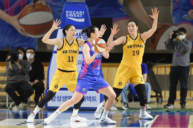 압박 수비를 펼치는 강이슬과 박지수. WKBL 제공