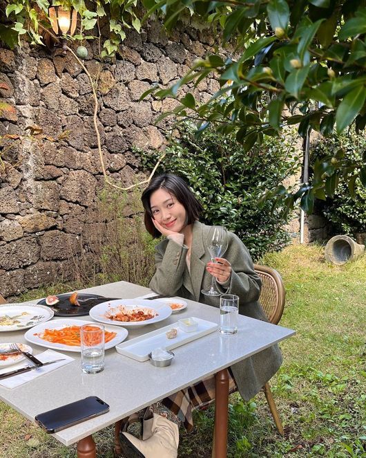 Actor Choi Hee-seo flaunts extreme beautyOn the morning of the 24th, Choi Hee-seo posted several selfies on his personal SNS, saying, Bad hair dayz in #jejuisland.In the photo, Choi Hee-seo is sitting on a terrace of a restaurant in Jeju Island and enjoying a dinner.Choi Hee-seo enjoys a relaxed weekend with a happy smile with a glass of water with one hand on his chin.The fans were pleased with the recent situation of Choi Hee-seo, leaving comments such as It is so refreshingly beautiful, Happy trip, It is beautiful, I thought it was a foreigner, and Song Hye-kyo also boasted a unique One Mans War by pressing Like in the photo.Song Hye-kyo has shown infinite affection as Choi Hee-seo uploads a selfie to his personal SNS.Meanwhile, Choi Hee-seo will appear on Song Hye-kyo and SBS Now, Im Breaking Up, which will be broadcasted on November 12th.Choi Hee-seo SNS