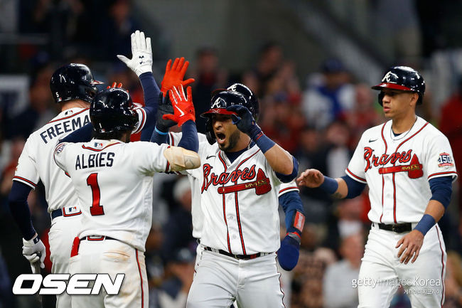 [사진] 애틀랜타 에디 로사리오가 4회 스리런 홈런을 치고 동료들과 기뻐하고 있다. ⓒGettyimages(무단전재 및 재배포 금지)