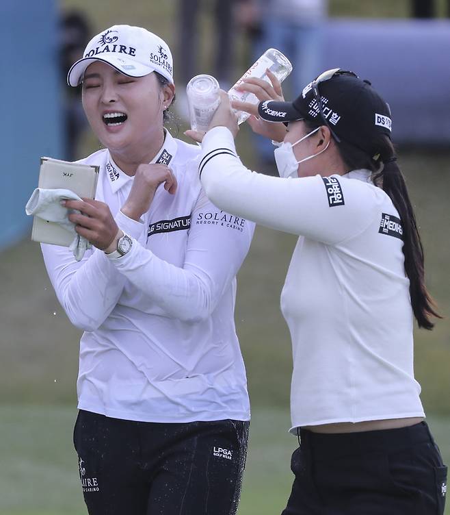 24일 부산 기장군 LPGA 인터내셔널 부산에서 열린 미국 여자프로골프(LPGA) 투어 BMW 레이디스 챔피언십에서 우승한 고진영이 축하 물세례를 받고 있다. 연합뉴스