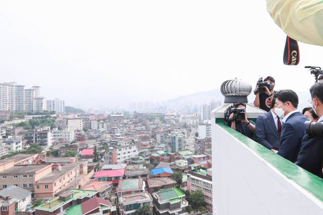 지난 6월 30일 노형욱 국토교통부 장관이 3080+ 도심복합사업 선도사업 후보지인 증산4구역을 방문해 현장을 둘러보고 있다./사진제공=국토교통부