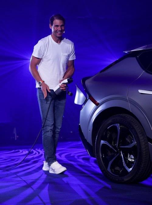 기아의 글로벌 홍보대사인 라파엘 나달이 EV6의 V2L 기능을 직접 시연하며 테니스장 코트의 조명을 밝히는 모습. 사진제공｜기아