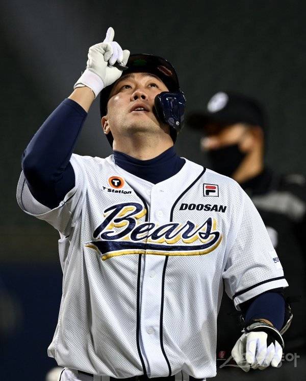 24일 서울 잠실야구장에서  2021 신한은행 SOL KBO리그  두산 베어스와 LG 트윈스의 DH 2차전 경기가 열렸다. 9회말 2사에서 두산 대타 양석환이 동점 솔로 홈런을 쏘아 올린 뒤 환호하고 있다. 잠실 | 김민성 기자 marineboy@donga.com